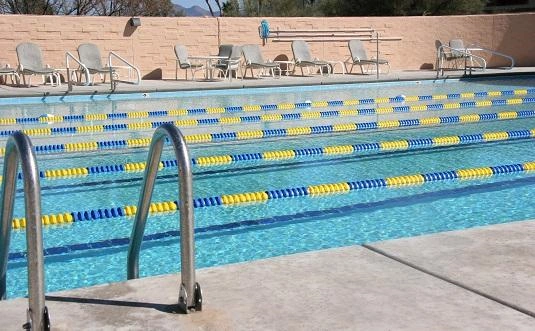 Água de piscina verde ou esbranquiçada e turva? Veja como fazer tratamento.